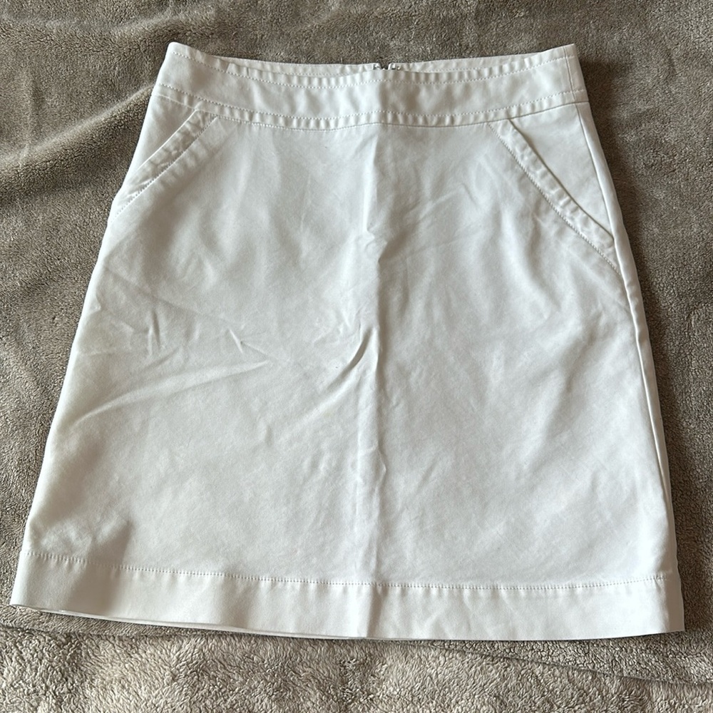 Banana republic women’s stretch white skirt - size 2